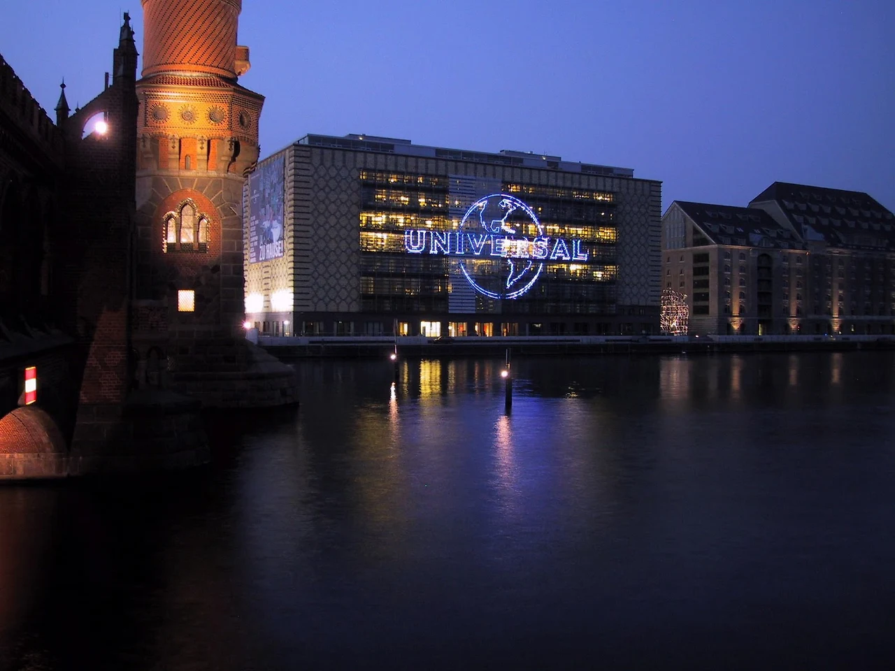 Das Universal-Music-Gebäude am Ufer der Berliner Spree. Foto=universal music germany facebook
