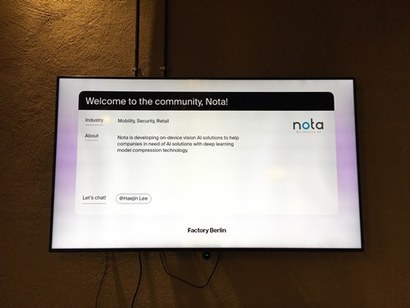 Das koreanische KI-Startup „Nota“ hat eine europäische Rechtsform in Berlin gegründet. Nota-Vorstellung am Eingang der Factory Berlin. Foto = Zur Verfügung gestellt von Eunseo Yi
