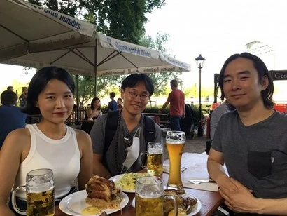 Sujin Lee (Taxfix-Entwicklerin), Gwangtaek An (Element Senior Data Engineer) und Junseok Oh (Delivery Hero Engineer) als Entwickler in Berliner Startups (von links)