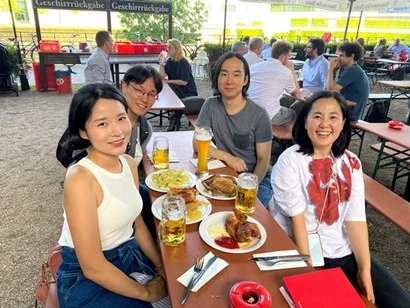 Von links: die Entwickler Sujin Lee, Gwangtaek An, Junseok Oh und die Autorin.