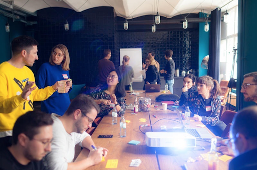 Anseri holding a seminar with colleagues while working as a designer at Daimler Trucks ⓒ Anseri