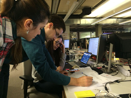 Clementin Jinhee in the middle of a discussion with her colleagues at Zalando ⓒ Clementin Jinhee