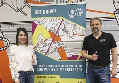 Crossbie kooperiert mit The Drivery, einem Accelerator und Co-Working-Space in Berlin. Crossbie-CEO Chika Yamamoto (links) und The Drivery-CEO Tim Ruhoff. Foto=thedrivery.com
