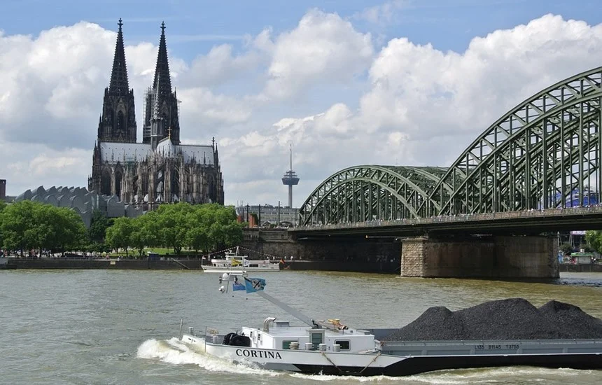 Köln, die größte Stadt in Nordrhein-Westfalen. Rund 1.700 Startups sind in NRW ansässig und zeigen eine herausragende Stärke im Bereich Informations- und Kommunikationstechnologie. Foto=koelner-dom.de